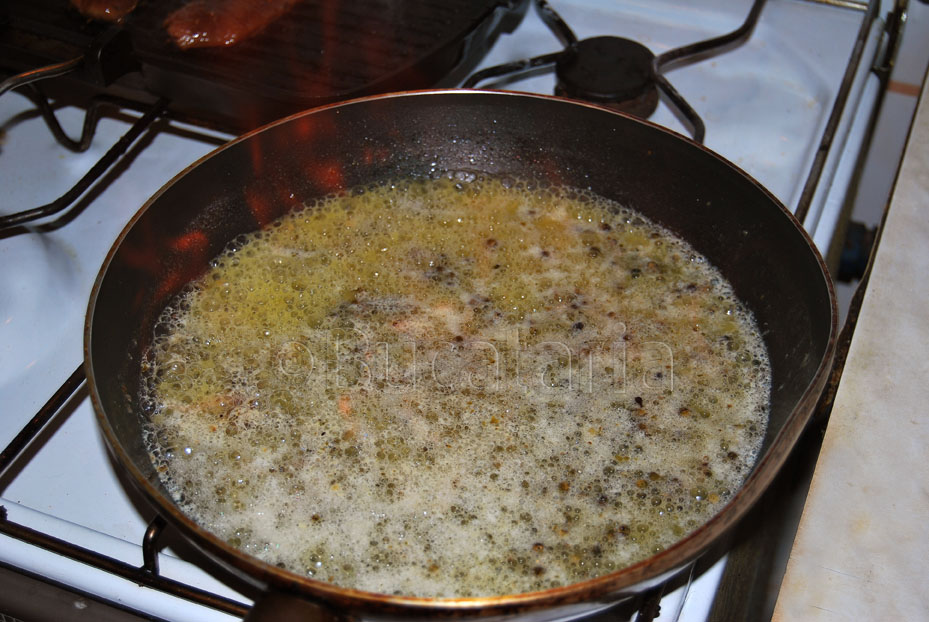 Vitel cu sos de piper verde - se adauga coniacul si se aprinde